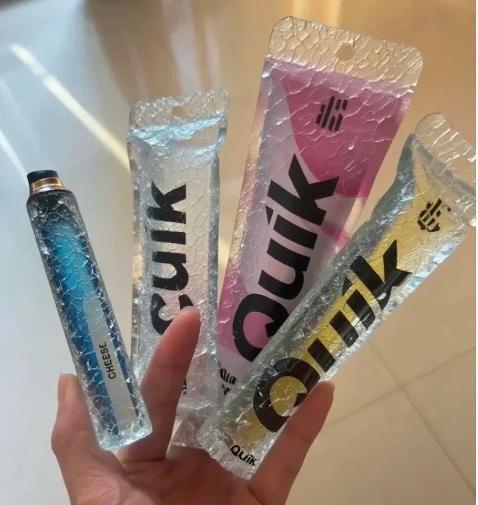 ​Quik小黑条替烟革命：15g小身板干翻充电宝！通勤党的裤兜救星​​