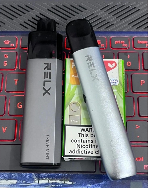 便携党终极抉择:RELX悦刻MagicGo GA4000扁平机身 vs 黑影磁吸模块,谁才是口袋里的“隐形王者”?